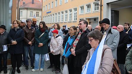 Mehr als 100 Menschen kamen vor die Synagoge.