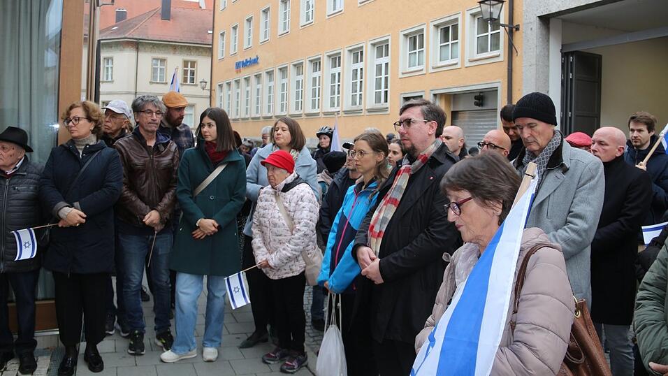 Mehr als 100 Menschen kamen vor die Synagoge.
