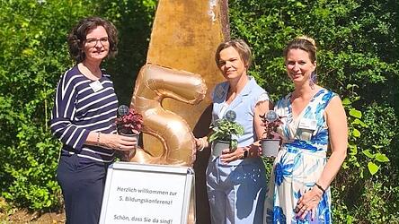 Sie freuen sich über die Erfolgsgeschichte der Straubinger Bildungskonferenz, die heuer zum fünften Mal stattfand: (v.l.) Moderatorin Sonja Ettengruber (Mediengruppe Attenkofer), Katharina Bogner (Stadt Straubing, Stabsstelle Teilhabe und Integration) und Gudrun Graf Bouhajjar (Burkhart-Gymnasium Mallersdorf). Sie freuen sich über die Erfolgsgeschichte der Straubinger Bildungskonferenz, die heuer zum fünften Mal stattfand: (v.l.) Moderatorin Sonja Ettengruber (Mediengruppe Attenkofer), Katharina Bogner (Stadt Straubing, Stabsstelle Teilhabe und Integration) und Gudrun Graf Bouhajjar (Burkhart-Gymnasium Mallersdorf).