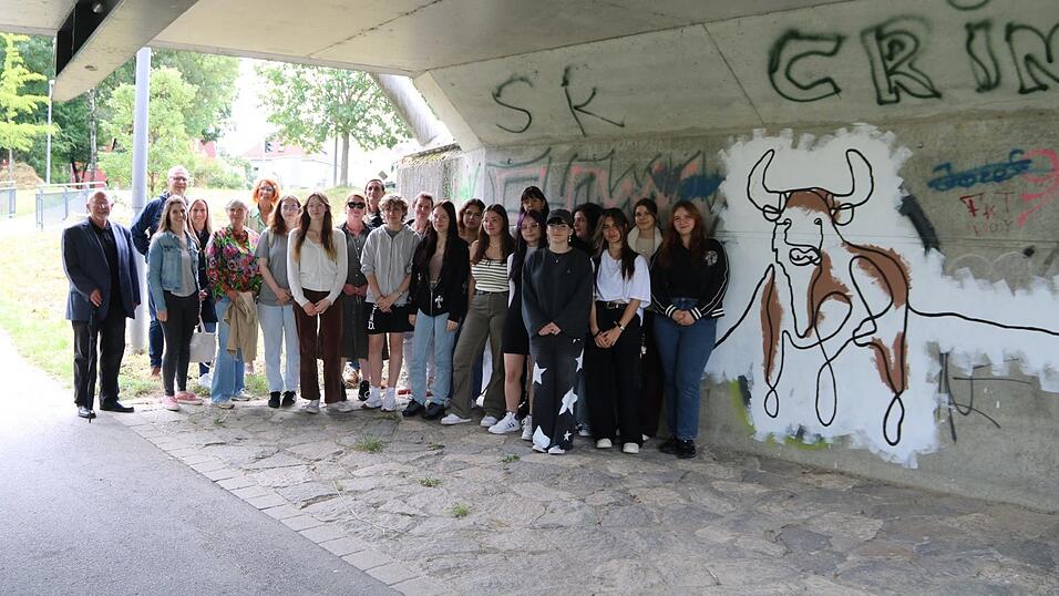 Die FOS-Sch&uuml;lerinnen mit (von links) B&uuml;rgermeister Werner Sch&auml;fer, Katrin Leibl, Marion Fischer, J&ouml;rg B&auml;r und Cristina Pop von Kultur- beziehungsweise Tiefbauamt sowie Schulleiterin Sonja Padberg und den Lehrern Petra Lummer, Sasha Graza und Simon Fromm.