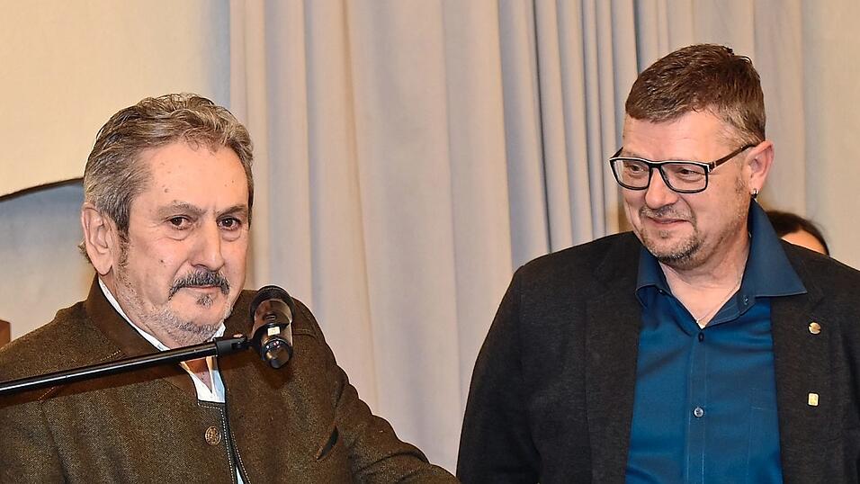 Der ehemalige R&ouml;tzer B&uuml;rgermeister und CSU-Kreisrat Ludwig Reger spricht bei der FW-Abschlusskundgebung der Freien W&auml;hler eine klare Wahlempfehlung f&uuml;r den B&uuml;rgermeisterkandidaten der Freien W&auml;hler Gerhard Hofmann (rechts) aus.