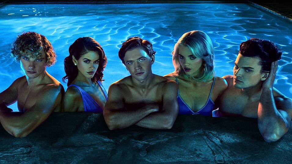 Stylish, stylisher, «The Shards»: Graham Campbell als Thom (links nach rechts), Kaia Gerber als Susan, Igby Rigney als Bret, Hayes Warner als Debbie und Homer Gere als Robert in einer Pool-Szene der neuen Serie «The Shards». Sie startet am 6.8. auf Disney+. Stylish, stylisher, «The Shards»: Graham Campbell als Thom (links nach rechts), Kaia Gerber als Susan, Igby Rigney als Bret, Hayes Warner als Debbie und Homer Gere als Robert in einer Pool-Szene der neuen Serie «The Shards». Sie startet am 6.8. auf Disney+.