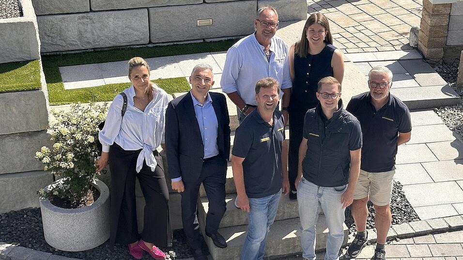 Die Besuchsgruppe mit der Firmenleitung, (vorne v. l.) Simona Fink (Projektstelle Bayern-Böhmen), Landrat Dr. Ronny Raith, Prokurist Walter Greil, Geschäftsführer David Wittenzellner sowie Anton Wittenzellner; (hinten v.l.) Bürgermeister Adolf Muhr und Wirtschaftsförderin Teresa Sitzberger. Die Besuchsgruppe mit der Firmenleitung, (vorne v. l.) Simona Fink (Projektstelle Bayern-Böhmen), Landrat Dr. Ronny Raith, Prokurist Walter Greil, Geschäftsführer David Wittenzellner sowie Anton Wittenzellner; (hinten v.l.) Bürgermeister Adolf Muhr und Wirtschaftsförderin Teresa Sitzberger.