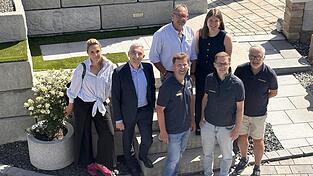 Die Besuchsgruppe mit der Firmenleitung, (vorne v. l.) Simona Fink (Projektstelle Bayern-Böhmen), Landrat Dr. Ronny Raith, Prokurist Walter Greil, Geschäftsführer David Wittenzellner sowie Anton Wittenzellner; (hinten v.l.) Bürgermeister Adolf Muhr und Wirtschaftsförderin Teresa Sitzberger. Die Besuchsgruppe mit der Firmenleitung, (vorne v. l.) Simona Fink (Projektstelle Bayern-Böhmen), Landrat Dr. Ronny Raith, Prokurist Walter Greil, Geschäftsführer David Wittenzellner sowie Anton Wittenzellner; (hinten v.l.) Bürgermeister Adolf Muhr und Wirtschaftsförderin Teresa Sitzberger.