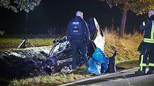 Das beteiligte Auto geriet bei dem schweren Unfall in Brand. Das beteiligte Auto geriet bei dem schweren Unfall in Brand.