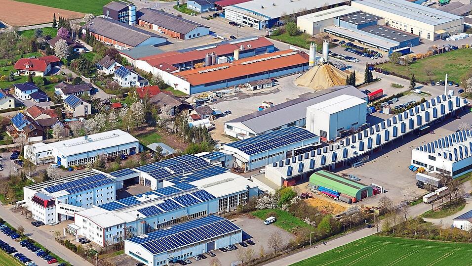 Vom Ein-Mann-Betrieb zum Vorzeigeunternehmen: Die Produktionsfläche im Industriegebiet Bogen-Furth hat sich durch die Erweiterungen bis heute verdoppelt. Vom Ein-Mann-Betrieb zum Vorzeigeunternehmen: Die Produktionsfläche im Industriegebiet Bogen-Furth hat sich durch die Erweiterungen bis heute verdoppelt.