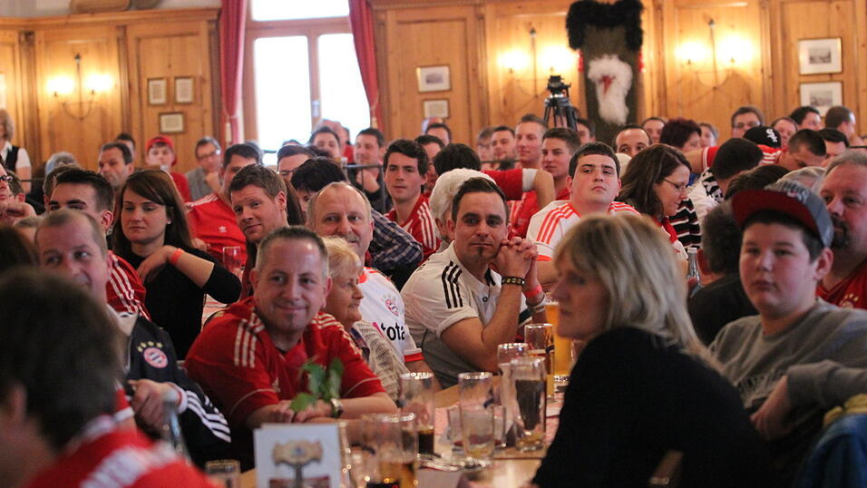 Thomas Müller besuchte am Sonntagnachmittag den 'FC Bayern-Fanclub Straubing '93'. (Foto: Fabian Roßmann) Thomas Müller besuchte am Sonntagnachmittag den 'FC Bayern-Fanclub Straubing '93'. (Foto: Fabian Roßmann)