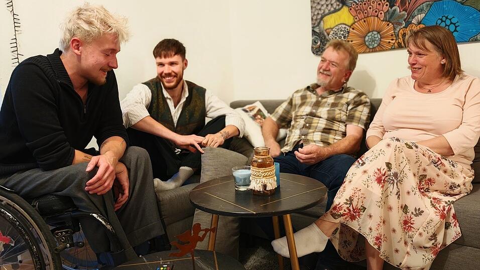 Nicht nur sie haben ihn aufgefangen: 'Er hat nie gehadert', sagen Kecks Eltern Elisabeth und Franz. Alex hat Keck kennengelernt, als der schon im Rollstuhl sa&szlig; - die beiden sind seit Dezember ein Paar.