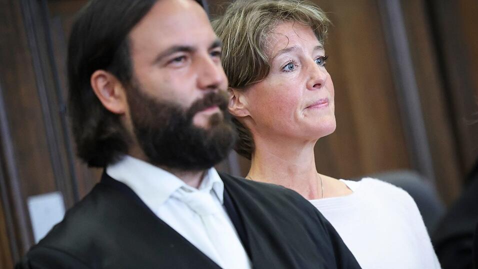 Christina Block musste sich heftige Vorwürfe ihres Ex-Mannes anhören, die sie bestreitet. Ihr Verteidiger Ingo Bott befragte den Vater, der Nebenkläger ist. Christina Block musste sich heftige Vorwürfe ihres Ex-Mannes anhören, die sie bestreitet. Ihr Verteidiger Ingo Bott befragte den Vater, der Nebenkläger ist.