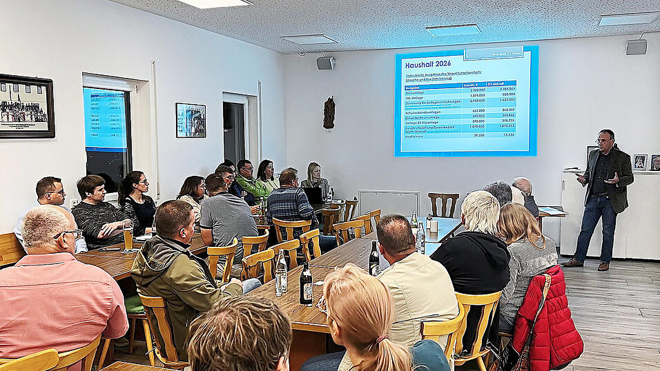 B&uuml;rgermeister Josef Sch&uuml;tz bei seinem Bericht im Ortsteil Zinzendorf.