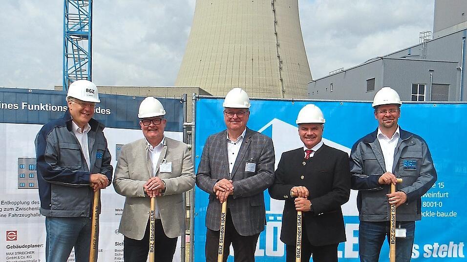 Symbolischer Spatenstich vor dem K&uuml;hlturm.