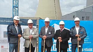 Symbolischer Spatenstich vor dem K&uuml;hlturm.