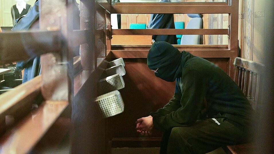 Der 19-J&auml;hrige ist unter anderem wegen versuchten Mordes angeklagt.