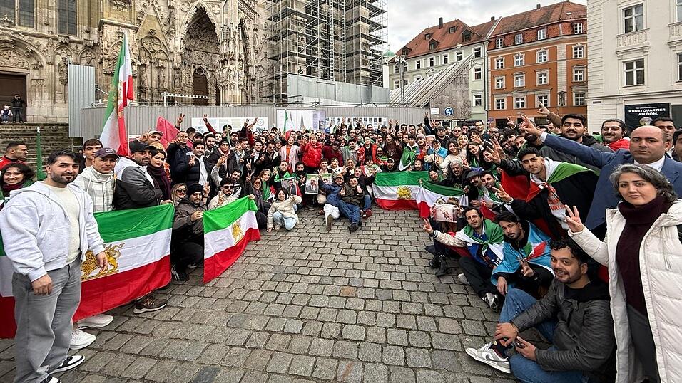 Dutzende Iraner haben am Wochenende auf dem Domplatz gefeiert. Mit dem Angriff der USA und Israels hoffen sie auf ein Ende des Regimes in Iran.