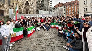Dutzende Iraner haben am Wochenende auf dem Domplatz gefeiert. Mit dem Angriff der USA und Israels hoffen sie auf ein Ende des Regimes in Iran. Dutzende Iraner haben am Wochenende auf dem Domplatz gefeiert. Mit dem Angriff der USA und Israels hoffen sie auf ein Ende des Regimes in Iran.