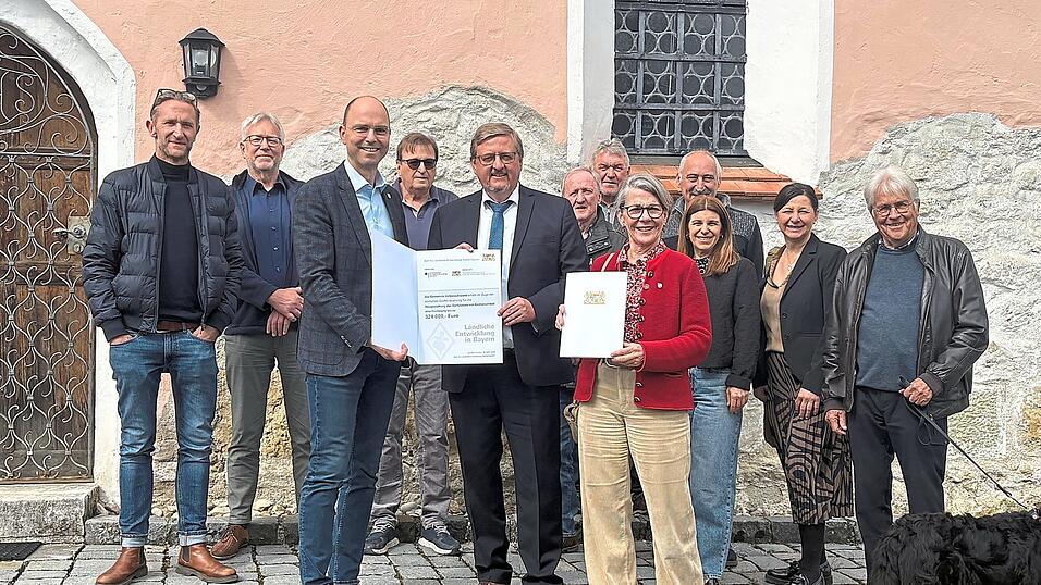 Der Zuwendungsbescheid wurde vom Amt f&uuml;r l&auml;ndliche Entwicklung an die Verantwortlichen vor Ort &uuml;bergeben (vorne v. l.): B&uuml;rgermeister Franz H&ouml;gl, Hans-Peter Schmucker, der Amtsleiter des ALE Niederbayern, und zweite B&uuml;rgermeisterin Gudrun H&ouml;fter.