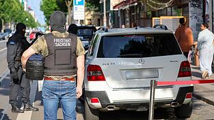 Beamte von Zoll und Landeskriminalamt (LKA) f&uuml;hren eine Razzia in der Leipziger Eisenbahnstra&szlig;e durch.