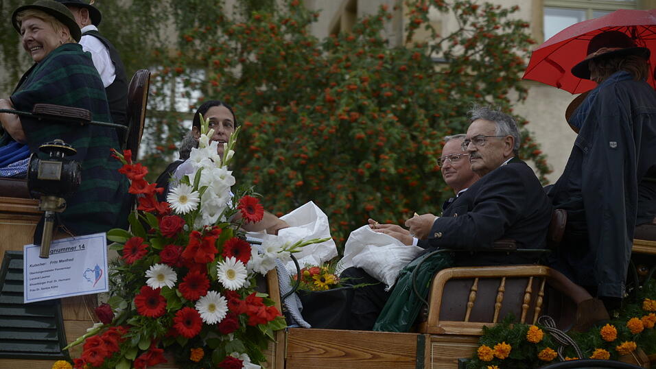 Zahlreiche Musik- und Trachtengruppen zogen nach dreij&auml;hriger Pause am Freitagabend zum Festplatz Am Hagen.&nbsp;