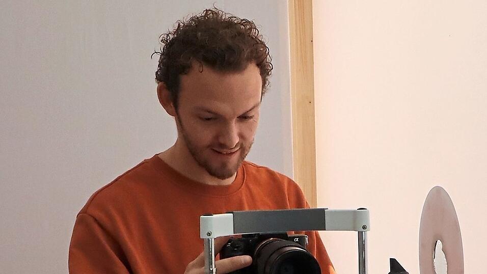 Simon Stolz führt vor, wie die Bilder gemacht werden.