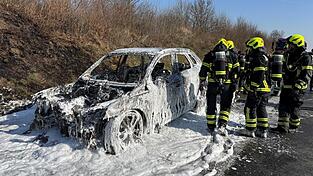 Das Auto brannte vollständig aus.