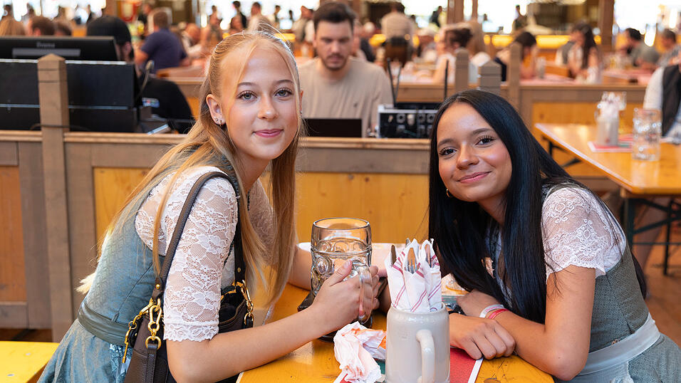 Die Partybilder vom Dienstag, 11. August, aus dem Festzelt Krönner. Die Partybilder vom Dienstag, 11. August, aus dem Festzelt Krönner.