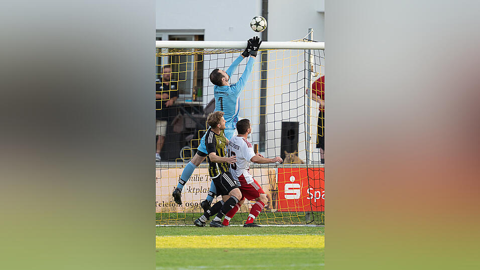 Auf Simbachs Defensive um Torhüter Andreas Aigner wartet gegen den FSV/VfB Straubing viel Arbeit. Auf Simbachs Defensive um Torhüter Andreas Aigner wartet gegen den FSV/VfB Straubing viel Arbeit.