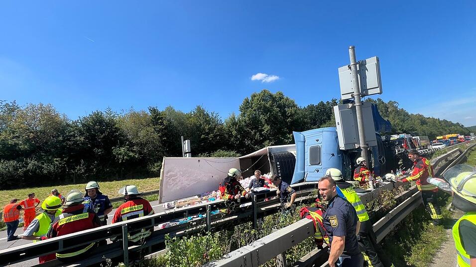 Ein Lastwagen kippte am Dienstag auf der A93 bei Regenstauf um und blieb quer zur Fahrbahn in Fahrtrichtung München liegen.