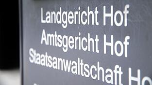 Die Staatsanwaltschaft Hof ermittelt gegen einen Mann, der seine Frau gewaltsam angegriffen und gewürgt haben soll. (Symbolfoto)