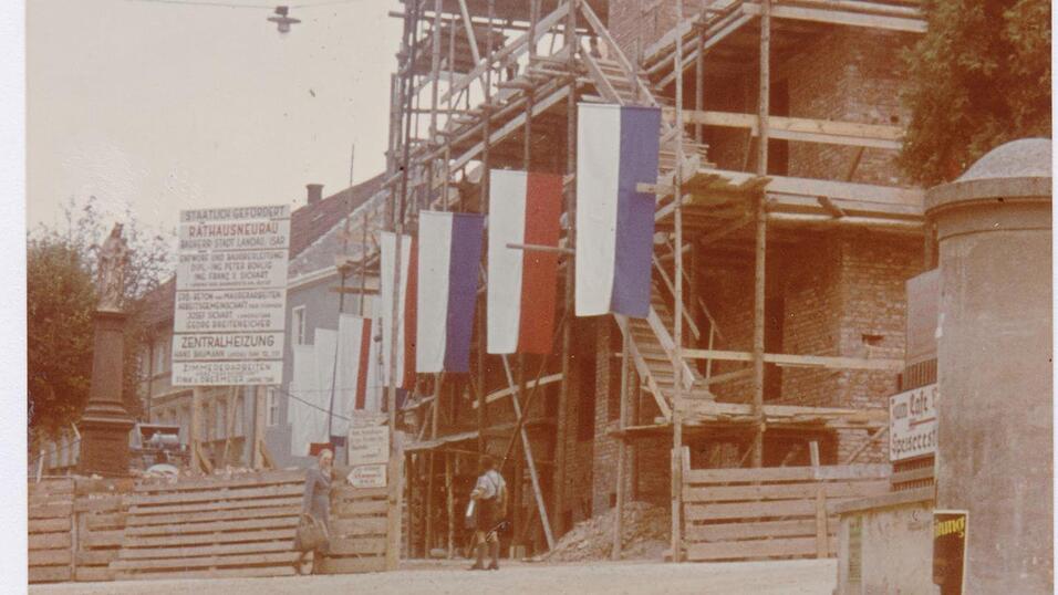 Beim Hebefest am 1. Oktober 1949 feierten Maurer und Zimmerer, dass der Ziegelrohbau und der Dachstuhl ohne Unfall erstellt wurden. Beim Hebefest am 1. Oktober 1949 feierten Maurer und Zimmerer, dass der Ziegelrohbau und der Dachstuhl ohne Unfall erstellt wurden.