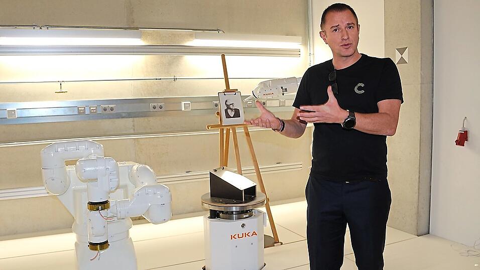 Professor Christophe Barlieb vor Robotern im CyberCraft Lab.