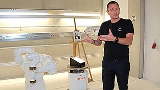 Professor Christophe Barlieb vor Robotern im CyberCraft Lab.