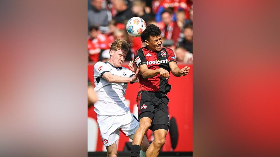 Henri Koudossou (r) in Aktion beim j&uuml;ngsten Heimsieg gegen Kaiserslautern. (Archivbild)