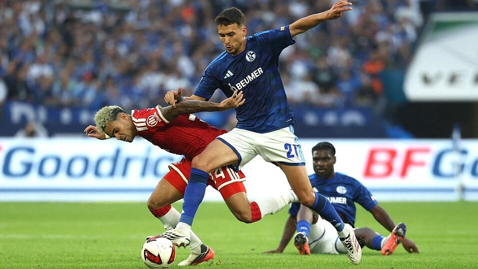 Die Schalker Spieler warfen sich im ersten Bundesliga-Heimspiel seit mehr als drei Jahren in fast jeden Zweikampf. Die Schalker Spieler warfen sich im ersten Bundesliga-Heimspiel seit mehr als drei Jahren in fast jeden Zweikampf.