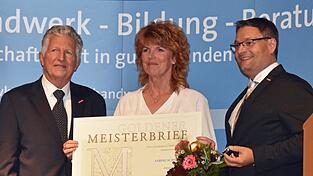 Sabine Schneider, langjährige Obermeisterin der Friseurinnung, erhielt ebenfalls den Goldenen Meisterbrief. Sabine Schneider, langjährige Obermeisterin der Friseurinnung, erhielt ebenfalls den Goldenen Meisterbrief.