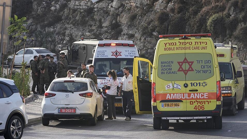 Nach einem Angriff im Westjordanland bereitet Israel eine mögliche Abriegelung des Palästinensergebietes vor. Nach einem Angriff im Westjordanland bereitet Israel eine mögliche Abriegelung des Palästinensergebietes vor.