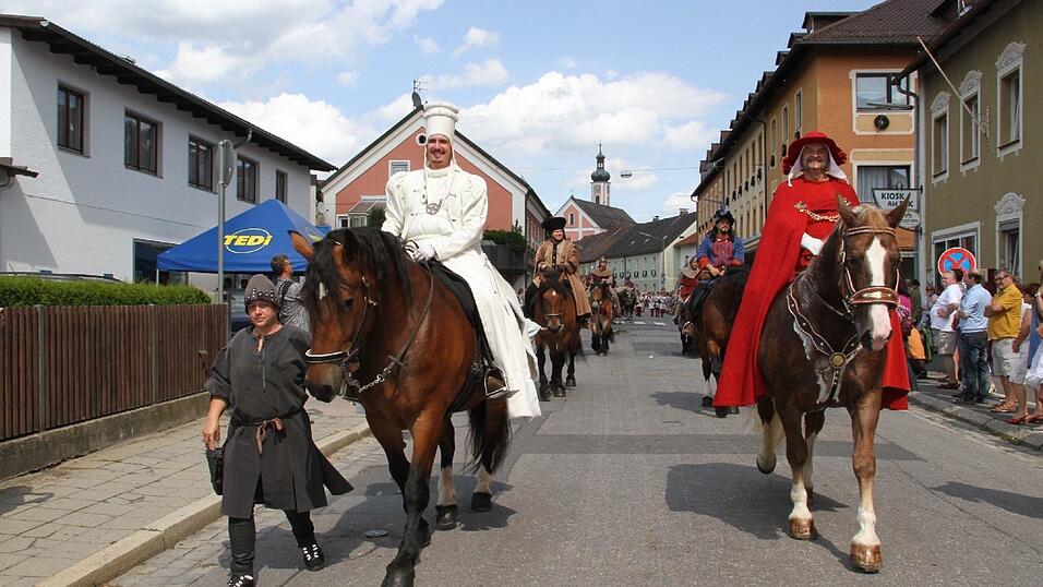 Die schönsten Augenblicke des historischen Drachenstich-Festzuges 2016. Die schönsten Augenblicke des historischen Drachenstich-Festzuges 2016.
