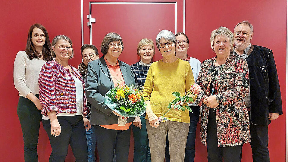 Die neue und alte Vorstandschaft bei der Versammlung.