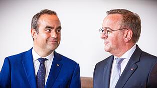 Er galt schon mehrfach als Favorit für das Amt des französischen Premierministers: Sébastien Lecornu (links) ist seit 2022 Verteidigungsminister. Er pflegt einen engen Austausch mit seinem deutschen Amtskollegen Boris Pistorius (rechts).