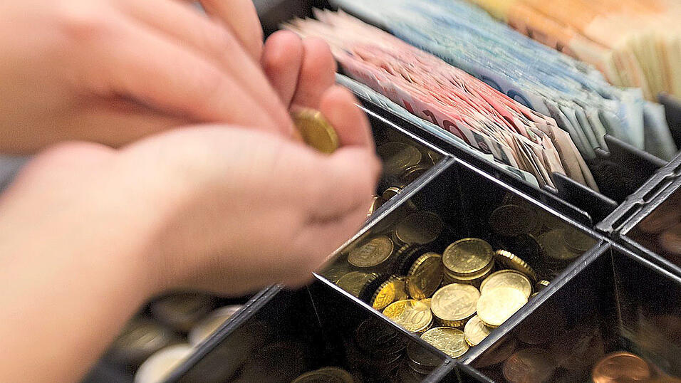 Knapp 16.000 Euro soll sich eine ehemalige Angestellte mittels fingierter Retouren aus der Kasse genommen haben.