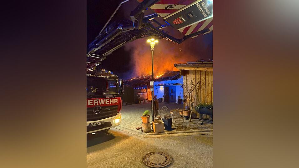 Rund 100 Einsatzkräfte waren bei dem Dachstuhlbrand im Einsatz. Rund 100 Einsatzkräfte waren bei dem Dachstuhlbrand im Einsatz.