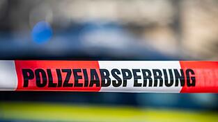 Im Kreis Rottal-Inn ist ein Autofahrer am Wochenende gegen einen Baum geprallt und später im Krankenhaus verstorben. (Symbolbild)