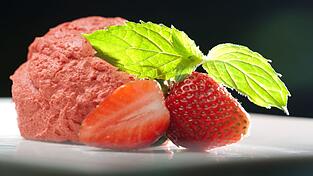 Erdbeer pur: Eis aus Fruchtpüree enthält kaum Fett.