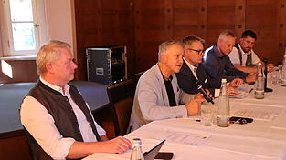 Hatten ein offenes Ohr f&uuml;r Anliegen von Menschen mit Behinderung und Vertretern von Verb&auml;nden und Einrichtungen (v.l.): Bezirksrat Franz Schreyer, MdL Thomas Huber, sozialpolitischer Sprecher der CSU-Fraktion im Landtag, Gastgeber MdL Josef Zellmeier, OB Markus Pannermayr und stellvertretender Landrat Andreas Aichinger.