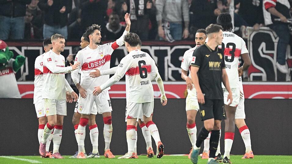 Die Stuttgarter feiern den Sieg gegen den FC Augsburg. Die Stuttgarter feiern den Sieg gegen den FC Augsburg.