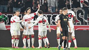 Die Stuttgarter feiern den Sieg gegen den FC Augsburg. Die Stuttgarter feiern den Sieg gegen den FC Augsburg.