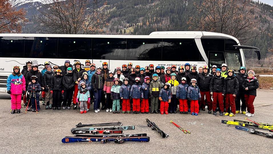 Ein Großteil der teilnehmenden Skiclubmitglieder am Parkplatz der Zillertal Arena mit dem 2. Vorstand Thomas Jung (7. v. r.) Ein Großteil der teilnehmenden Skiclubmitglieder am Parkplatz der Zillertal Arena mit dem 2. Vorstand Thomas Jung (7. v. r.)