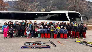 Ein Gro&szlig;teil der teilnehmenden Skiclubmitglieder am Parkplatz der Zillertal Arena mit dem 2. Vorstand Thomas Jung (7. v. r.)