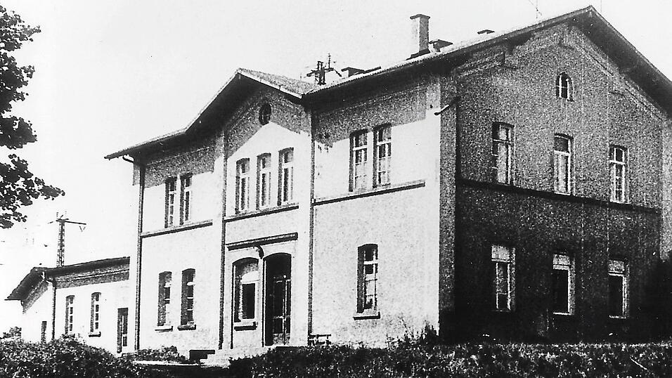 Plattlings erster Bahnhof in der Deggendorfer Stra&szlig;e, der 1860 zur Inbetriebnahme der neuen Bahnstrecke Straubing-Passau errichtet wurde. Bereits nach 16 Jahren kam das Aus f&uuml;r ihn, da er sich als zu klein erwies. Im Oktober 1977 wurde das Geb&auml;ude abgerissen.