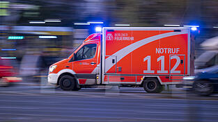 Der Motorradfahrer wurde in ein nahegelegenes Krankenhaus gebracht. (Symbolbild)