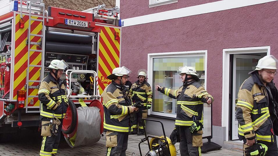 Die Feuerwehrleute brachten einen Druckl&uuml;fter in Stellung, der den Qualm aus dem Gesch&auml;ft hinaustrieb.